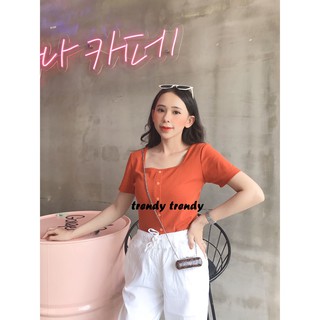 Ao thun croptop cổ vuông nút