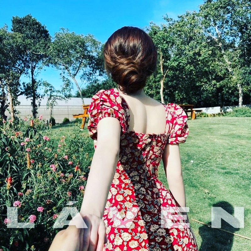 Đầm hoa nhún ngực hoạ tiết hoa hồng nền đỏ | BigBuy360 - bigbuy360.vn