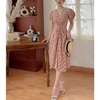 Váy kẻ xoắn eo