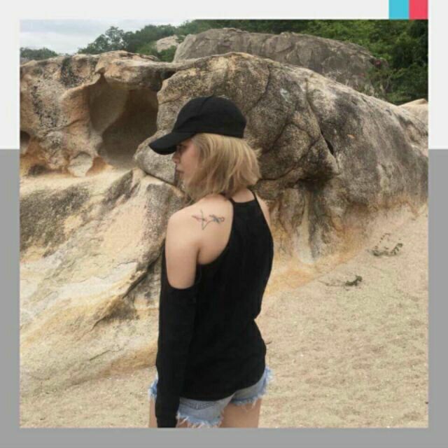 Áo kiểu cổ yếm