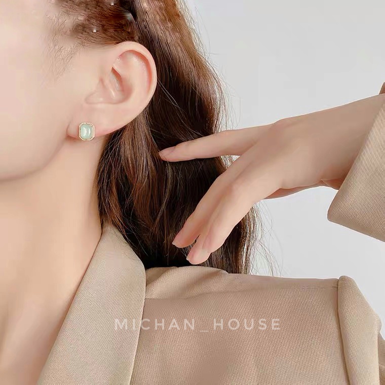 Hoa tai màu xanh nhẹ nhàng cho các bạn nữ