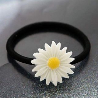 Cột tóc hoa cúc trắng
