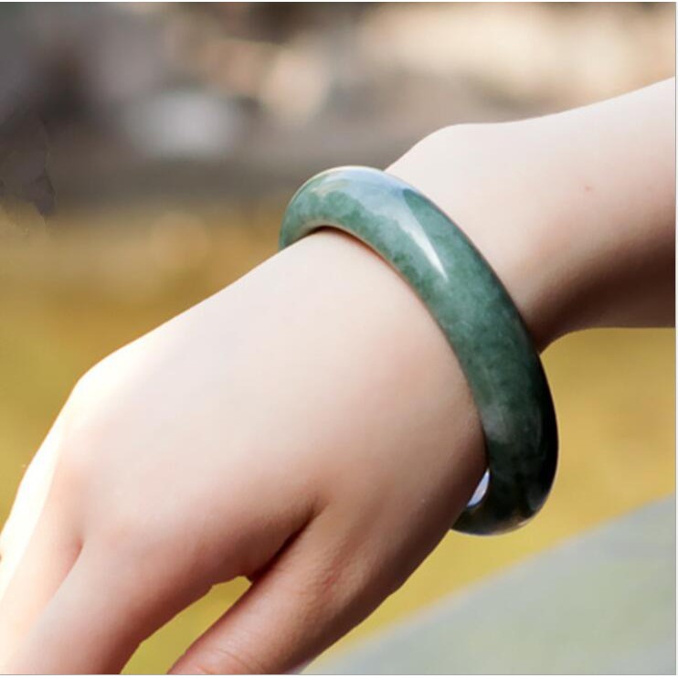 Vòng tay ngọc bích màu xanh lá đậm tự nhiên thiết kế mới xinh xắn
