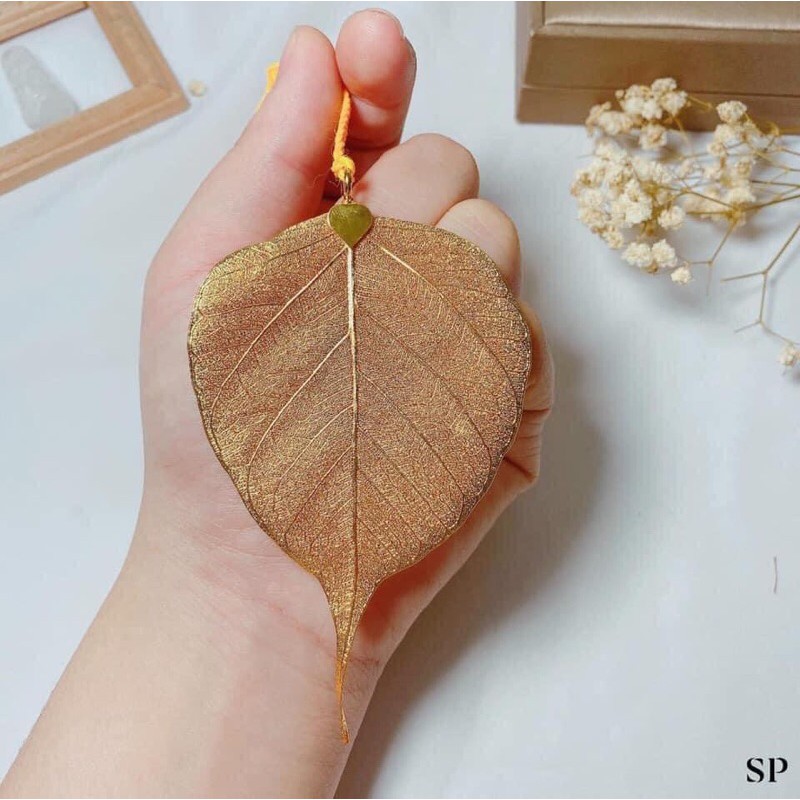 Lá bồ đề mạ vàng 24k Những ai buôn bán hay làm về xe cộ nên có 1 lá bồ đề mang bên người