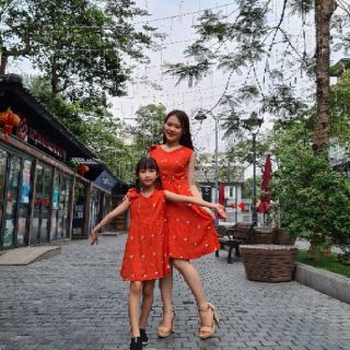 Váy đôi mẹ và bé đi biển