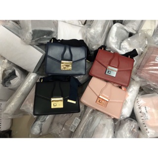 Túi đeo chéo pedro khoá vuông