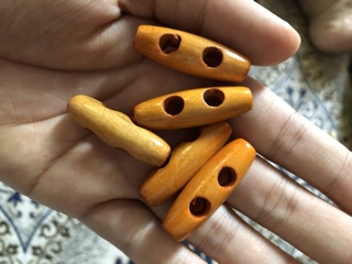Nút gỗ dài trang trí 15k/5 cái