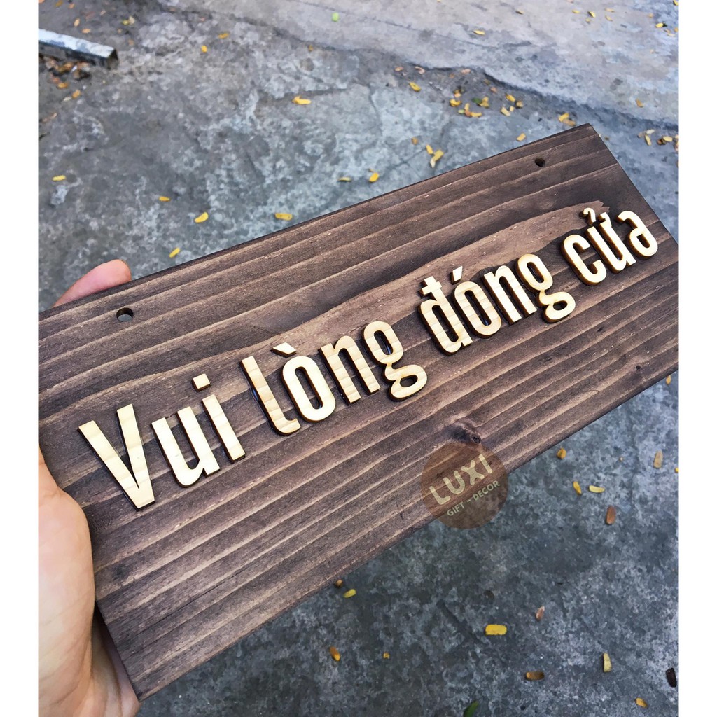 Bảng gỗ Vui lòng đóng cửa