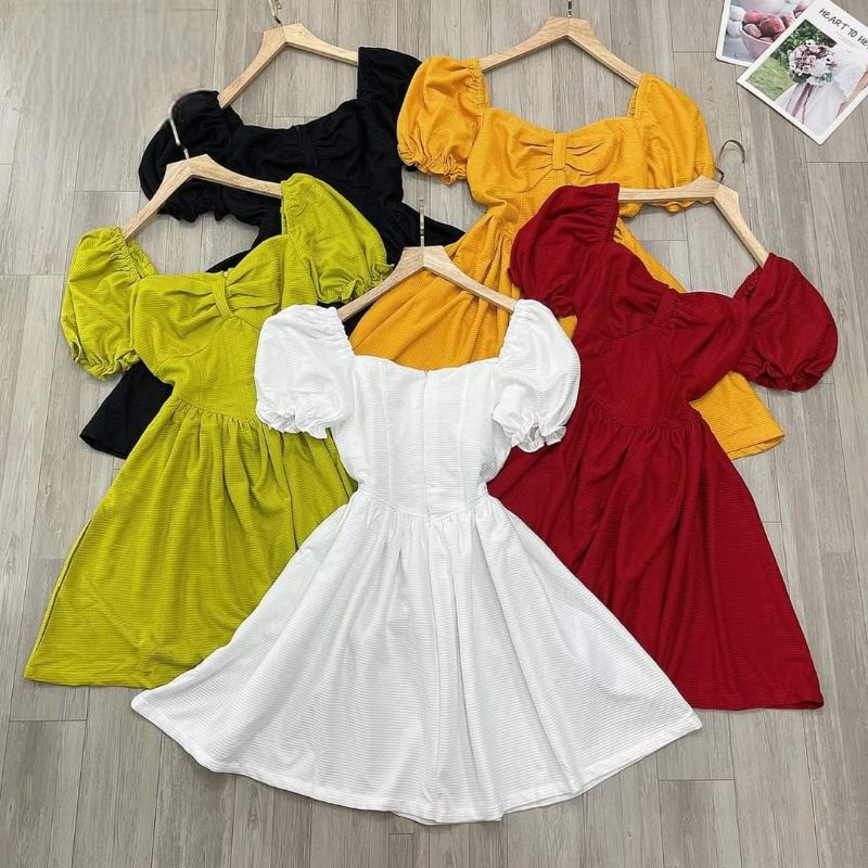 Đầm xòe cổ vuông tay phồng nhíu ngực.