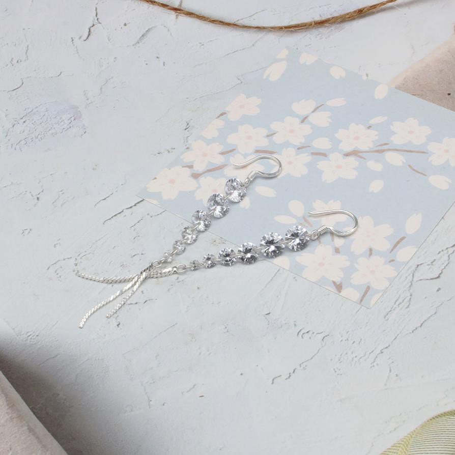 bông tai kiểu dáng tua dài , kết hợp với tà áo dài , shop đảm bảo không xinh