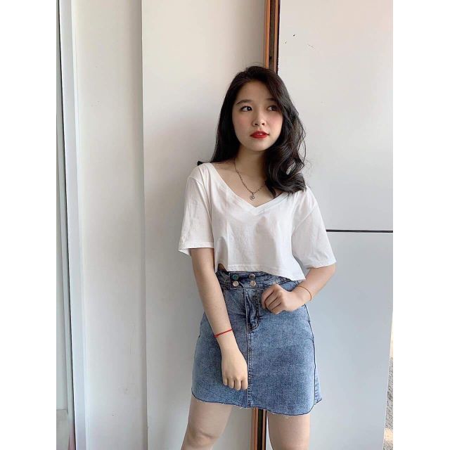 Áo thun cổ tim trắng đen form rộng oversize