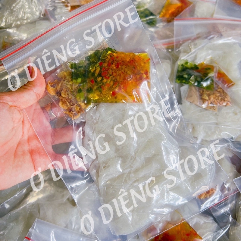 Bánh tráng phơi sương + muối + hành phi + sate + mỡ hành + tắc