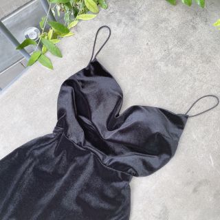 Đầm đen 2 dây cổ đổ hở lưng