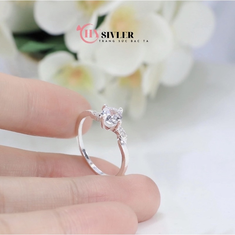 Nhẫn bạc ta xoắn nạm đá đá chủ 5 ly trẻ trung hiện đại nhẫn nữ bạc thật đính đá