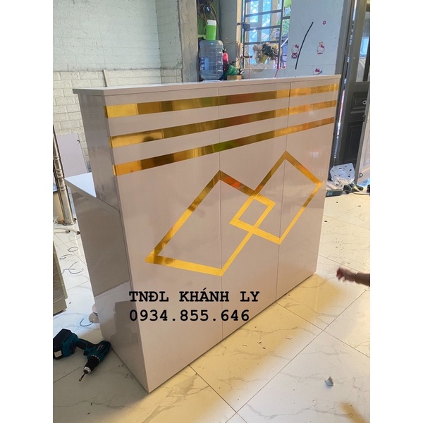 Quầy thu tiền nhựa có dán viền vàng,đen theo yêu cầu 120x110