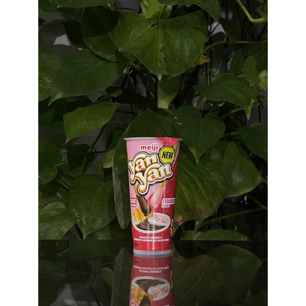 Bánh Que Yan Yan Meiji Chấm Kem Hỗn Hợp Dâu và Sôcôla Double Cream Flavor (Ly 44g)