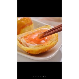 1 chiếc bánh trứng chảy