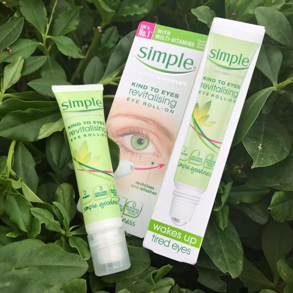 Kem mắt Simple Kind To Eyes Revitalising Eye Roll-On (Hàng UK) -15ml