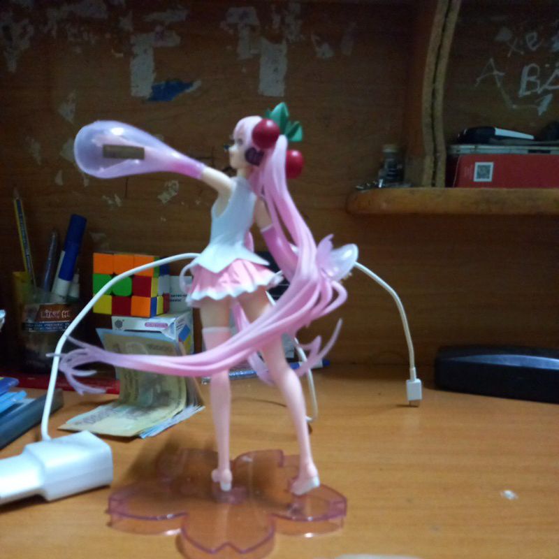 mô hình nhân vật hatsune miku. số lượng chỉ có 1 nên ai có thắc mắc j ib vào nhóm trước khi mua ...cảm ơn