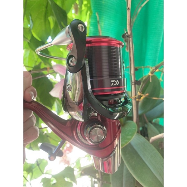 Máy câu chính hãng Daiwa Emblem Surf 35 3 cối
