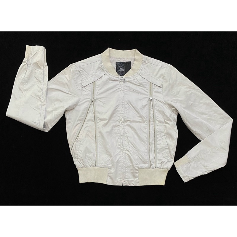 Áo khoác bomber màu xám kem Nino.maxx (Size M/ Dơ nhẹ) - Thanh lý vnxk