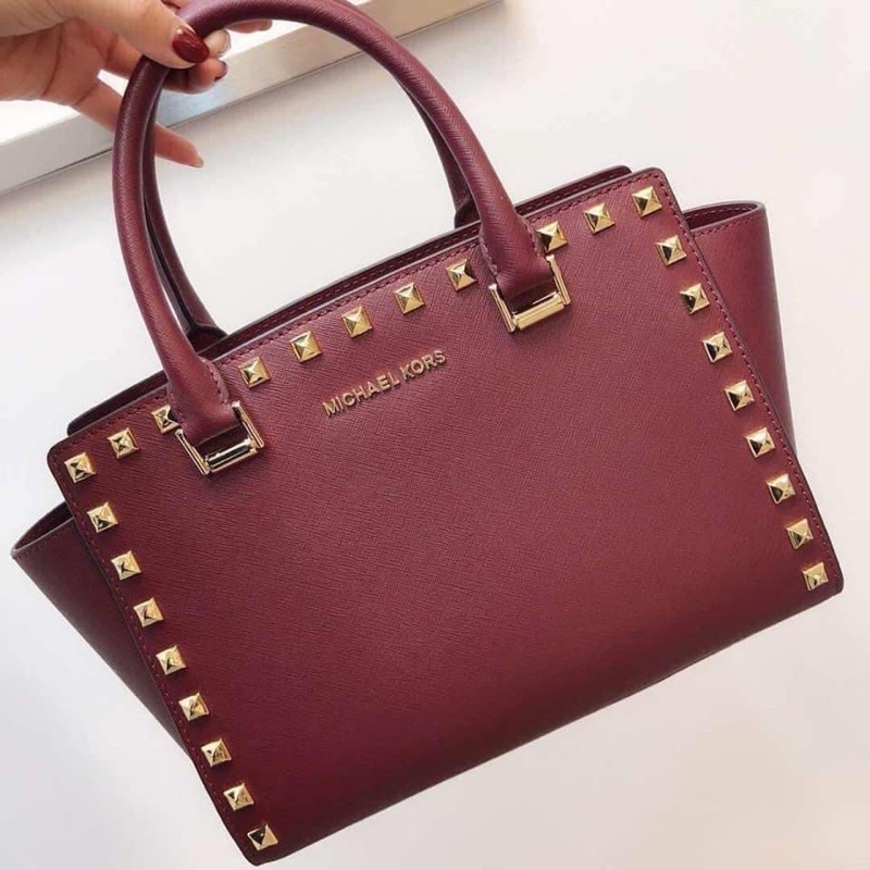 👜giỏ m.k 💎Giỏ Màu đỏ Merlot rất hiếm  💎size này rất đẹp và chuẩn  💎Thiết kế Đường viền chạm đinh sang trọng