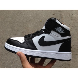 Combo 5 đôi giày Jordan 1 đen trắng 41 + đen đỏ trắng 39 + Jordan 4 trắng xanh 41 + trắng 36 + Stansmith đen 39