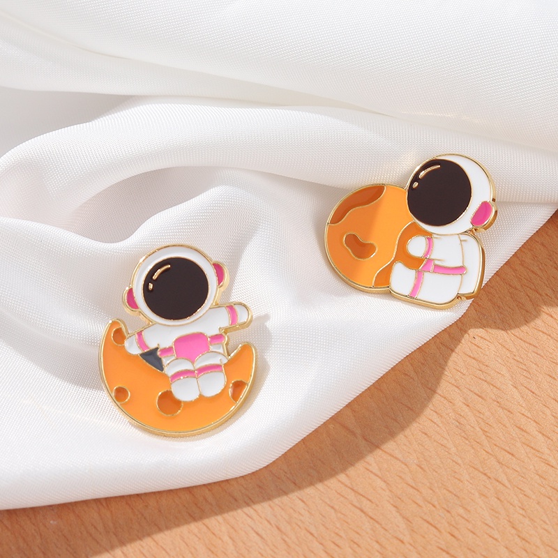 Ghim cài áo QIHE JEWELRY họa tiết phi hành gia và mặt trăng bằng kim loại đáng yêu