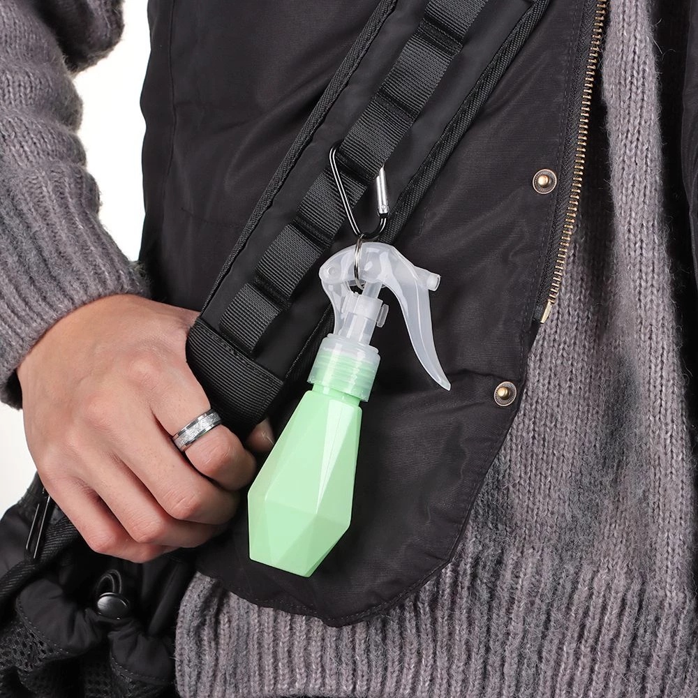 1 Bình Xịt Nước Bằng Nhựa Màu Sắc Ngẫu Nhiên Kèm Móc Treo Tiện Dụng Mang Theo Du Lịch