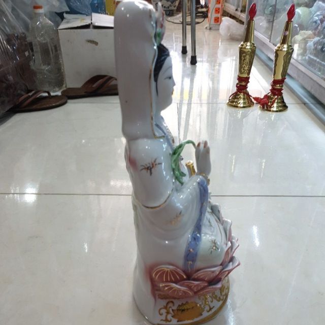 Tượng phật bà quan thế âm sứ trắng xanh ngồi trên đế sen cao 34cm