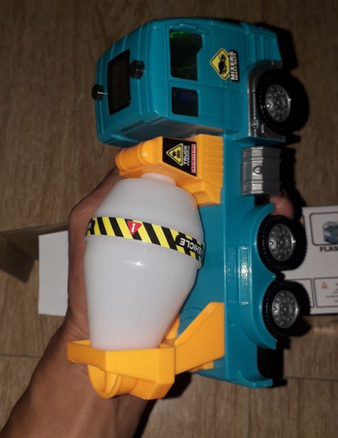 Một chiếc Xe bồn chạy Pin có nhạc và đèn Led rất đep_tặng kèm pin