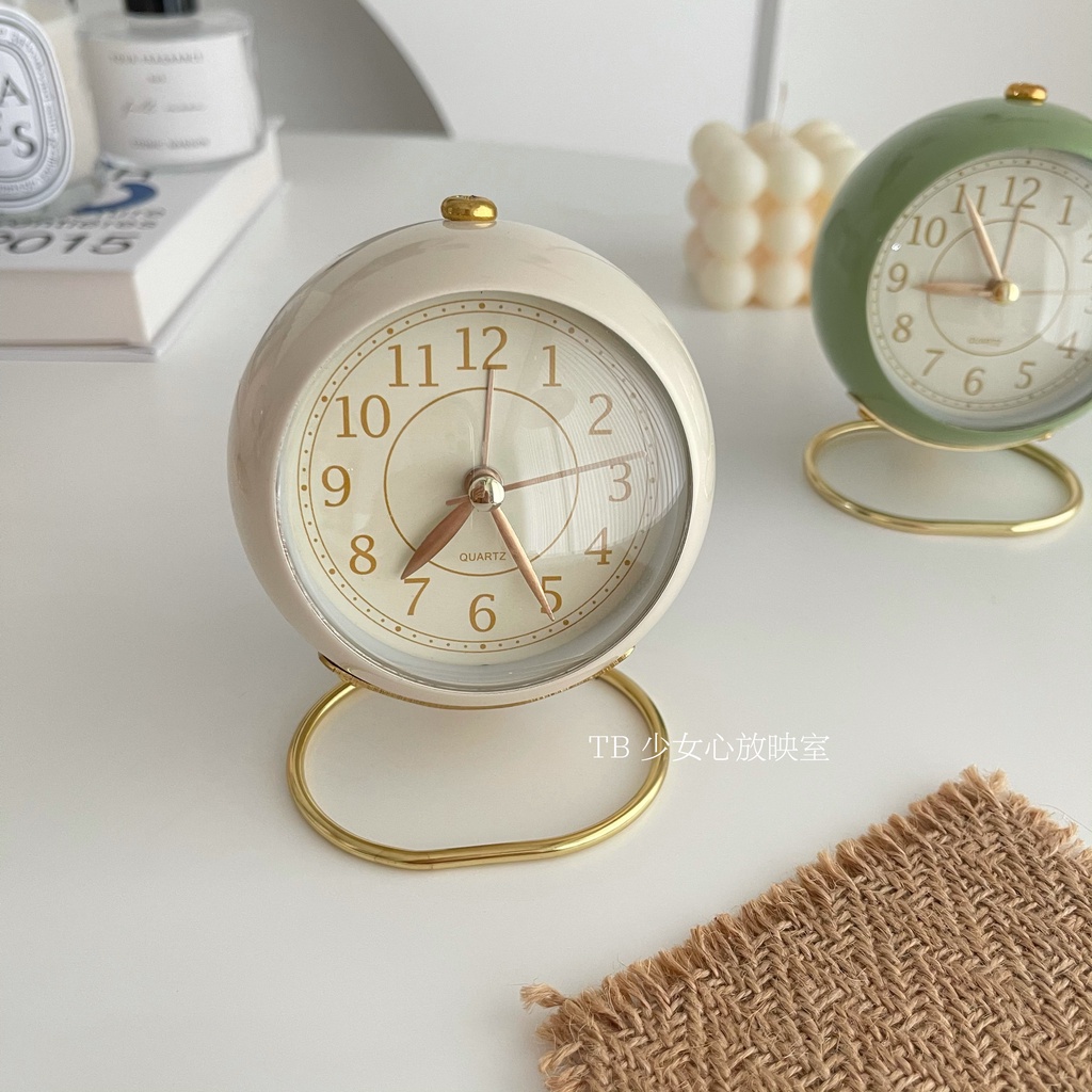 Đồng hồ báo thức phong cách Vintage khung kim loại sang trọng, phù hợp làm decor chụp ảnh