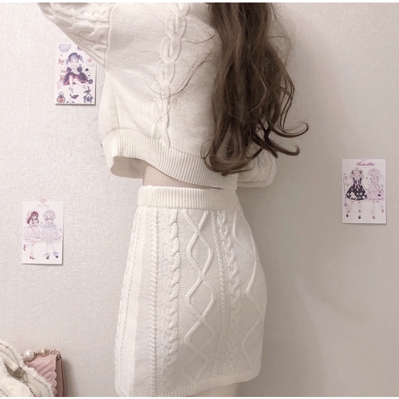 Set Áo Len Dệt Tay Dài Thêu Hình Và Chân Váy Croptop Ôm Tôn Dáng Xinh Xắn