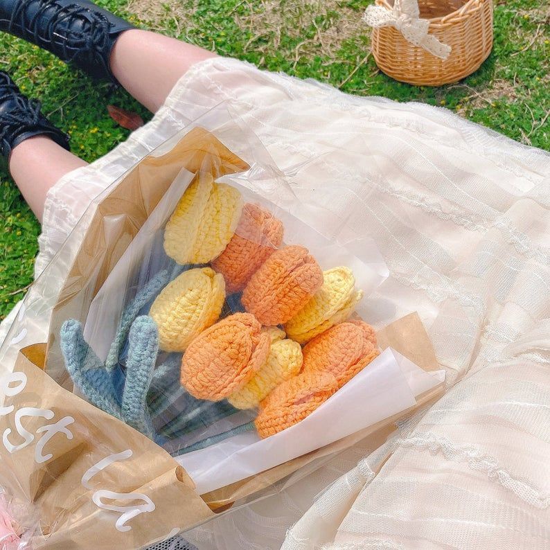 Hoa tulip handmade cánh bằng len dùng tặng quà / trang trí