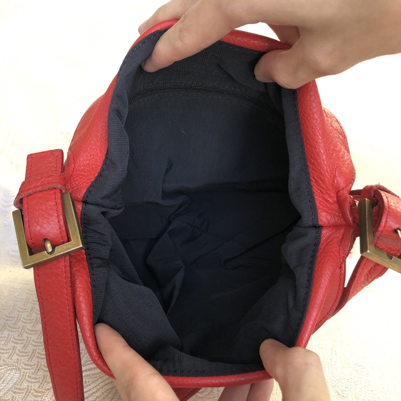 Túi chuẩn si. Túi qua sử dụng. Khách vui lòng xem hình nếu muốn biết thêm thông tin sản phẩm mời khách vô chat. Thanks .