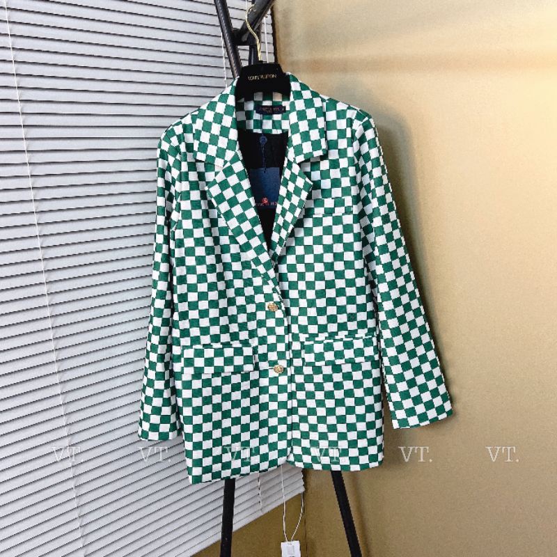 Áo vest Lv màu xanh.