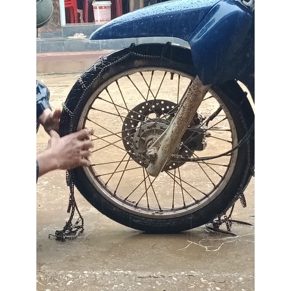 Sên, xích, lốp, vỏ bọc đi đường trơn trượt khi trời mưa bằng xích cam