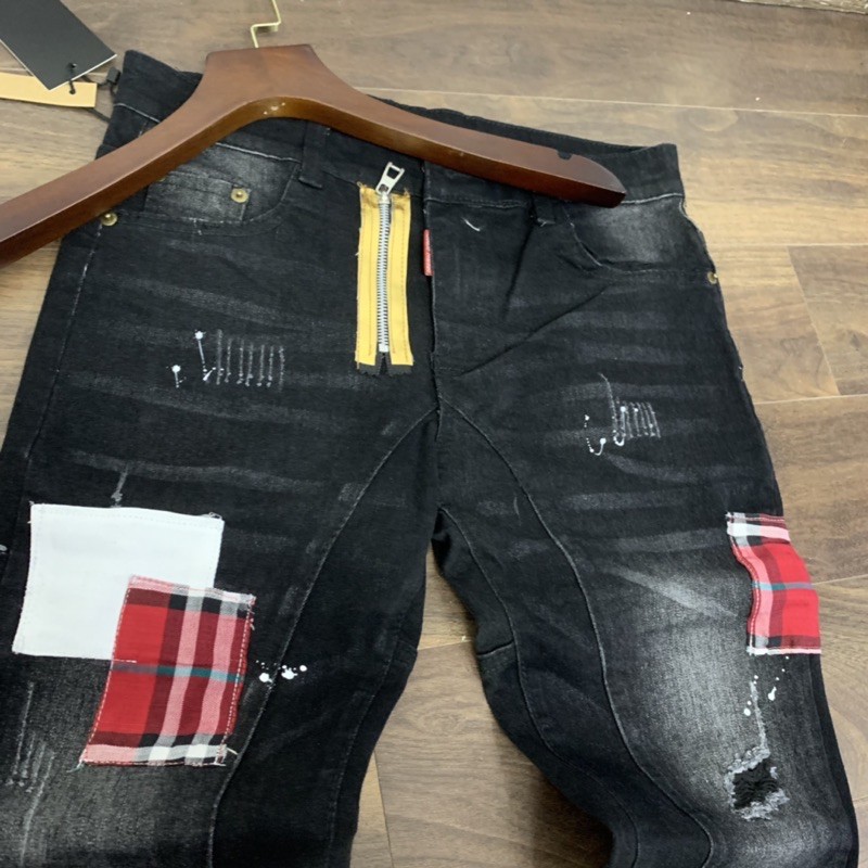 Quần bò khoá lệch vá mác kẻ đỏ | BigBuy360 - bigbuy360.vn
