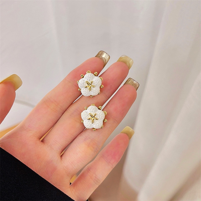 Khuyên tai kẹp không bấm lỗ chốt cố định K088 bằng hợp kim mạ vàng hình bông hoa bigsize dáng ngắn Leous Accessories