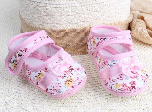 Giày tập đi đế mềm, vải in hình hoa siêu xinh cho bé