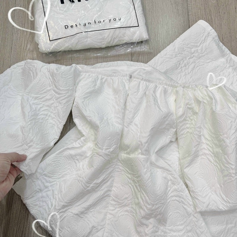 Đầm gấm cúp ngực tay bồng