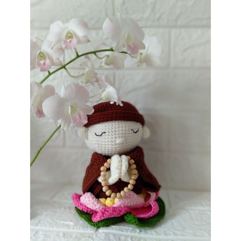 CHỦ TIỀU BẰNG LEN NGỒI ĐÀI SEN CAO 20CM