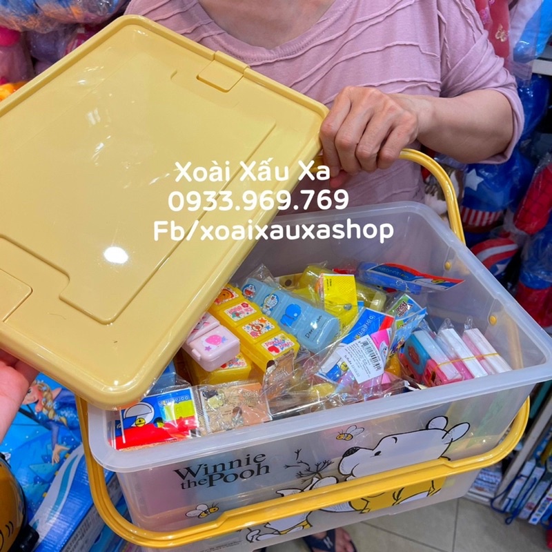 Thùng nhựa đựng đồ gấu Pooh có quai xách và nắp đậy khoá cài 2 bên tiện lợi
