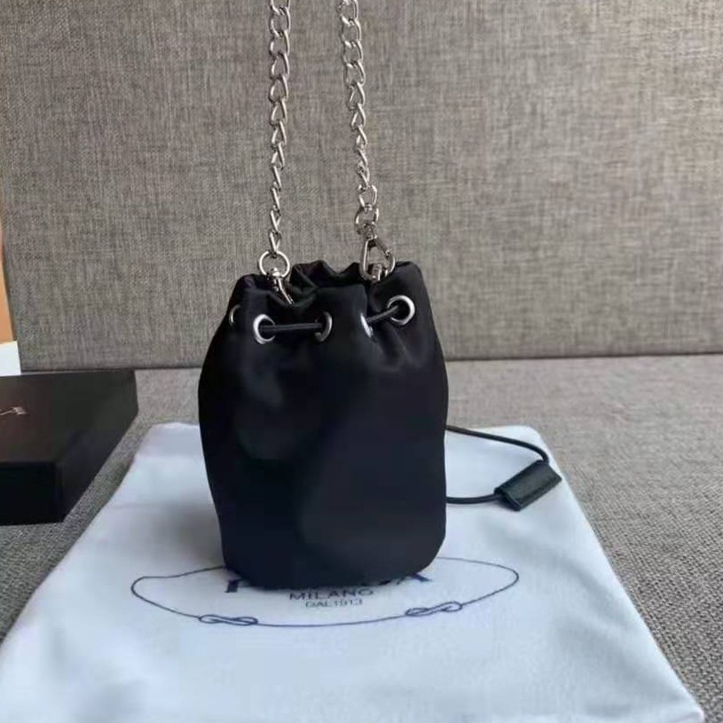 Túi Xách Prada Mini Phối Dây Xích Đeo Vai Cá Tính Cho Nam Và Nữ