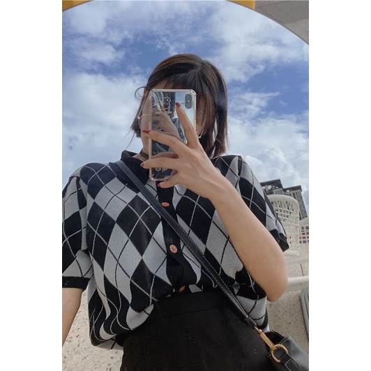 Áo Len Polo Croptop Họa Tiết Kẻ Caro Quả Trám 2 Màu Nâu/ Đen