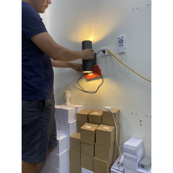 Đèn hắt tường lắp bóng đui e27(kèm bóng 24w 3 màu)