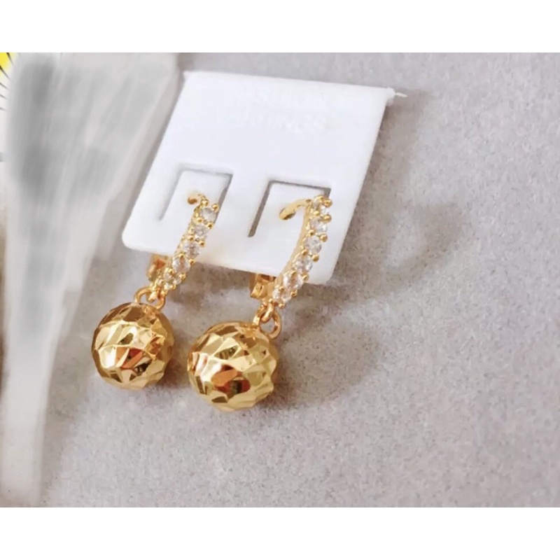 Bông tai nữ trái châu chạm dát vàng 18