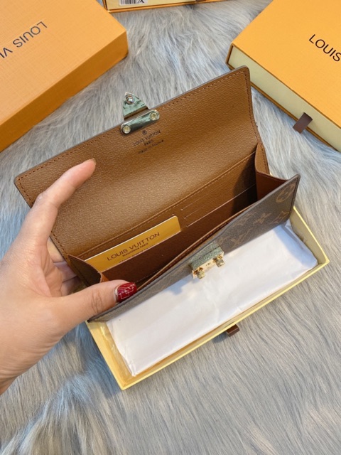 Ví khoá vuông da mềm có đầy đủ hộp thẻ | BigBuy360 - bigbuy360.vn