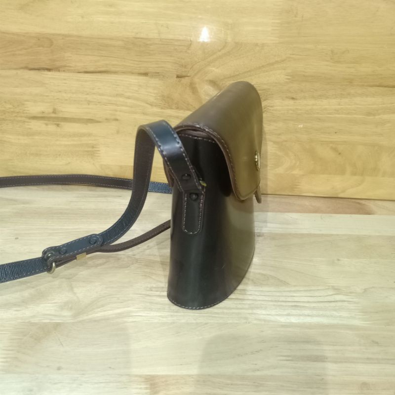 Túi đeo chéo da cứng phom hộp secondhand 040722