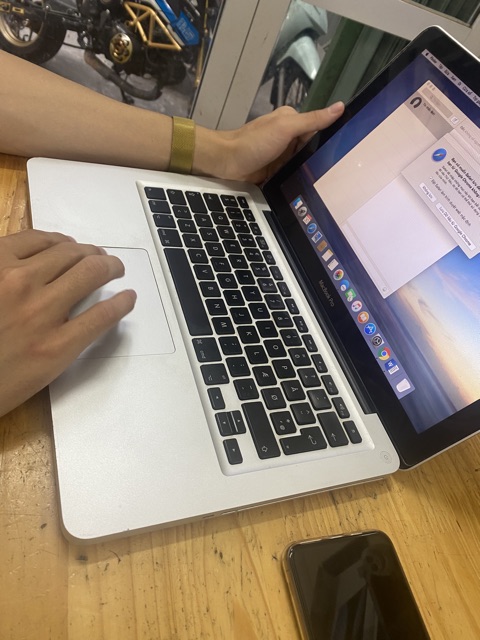 [Siêu đẹp + Siêu Sang] Macbook Pro Vỏ Nhôm mid 2010 8Gb Ram, SSD 128Gb , Logo+phím led Cực Đẹp Sang Chảnh | BigBuy360 - bigbuy360.vn